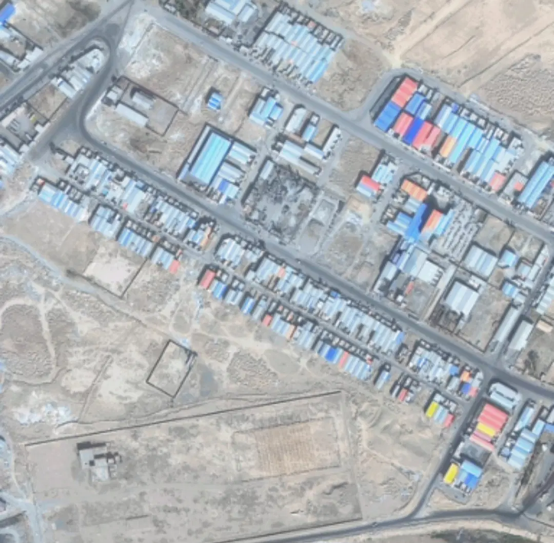 زمین کوه سفید با پروانه
