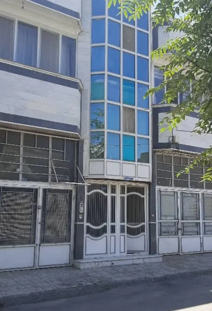 آپارتمان ۷۵متری همکف یک خواب با۱۰۰مترحیاط مشترک