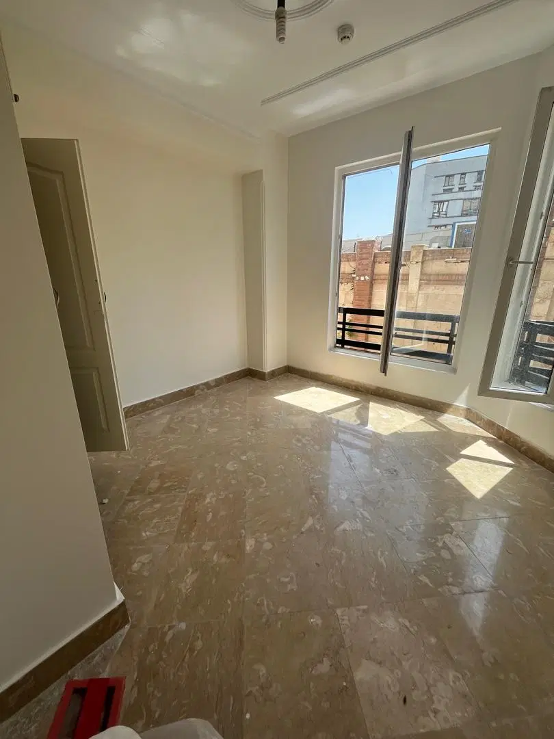 درکه غرق در نور با مشاعات آبی
