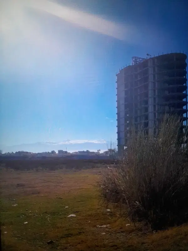 زمین در سرخ رود