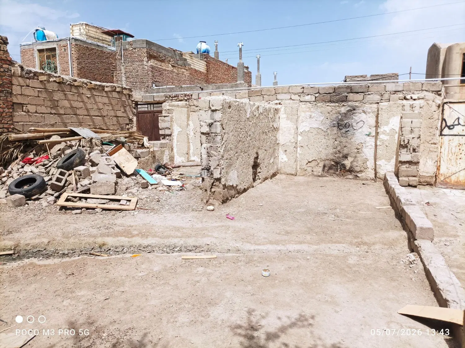 زمین به مساحت ۸۳متر