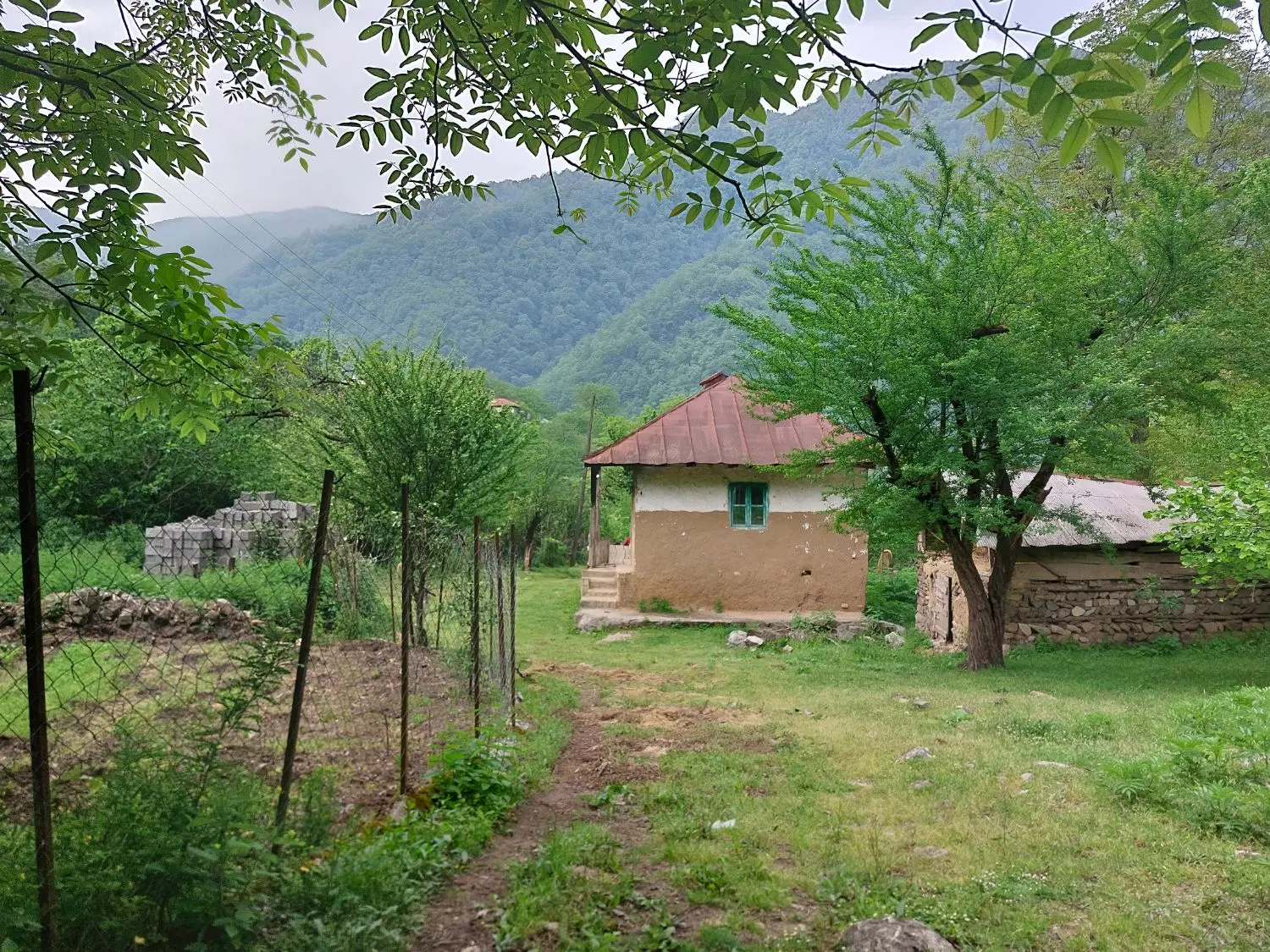 ۲۱۰۰متر زمین سفید آب