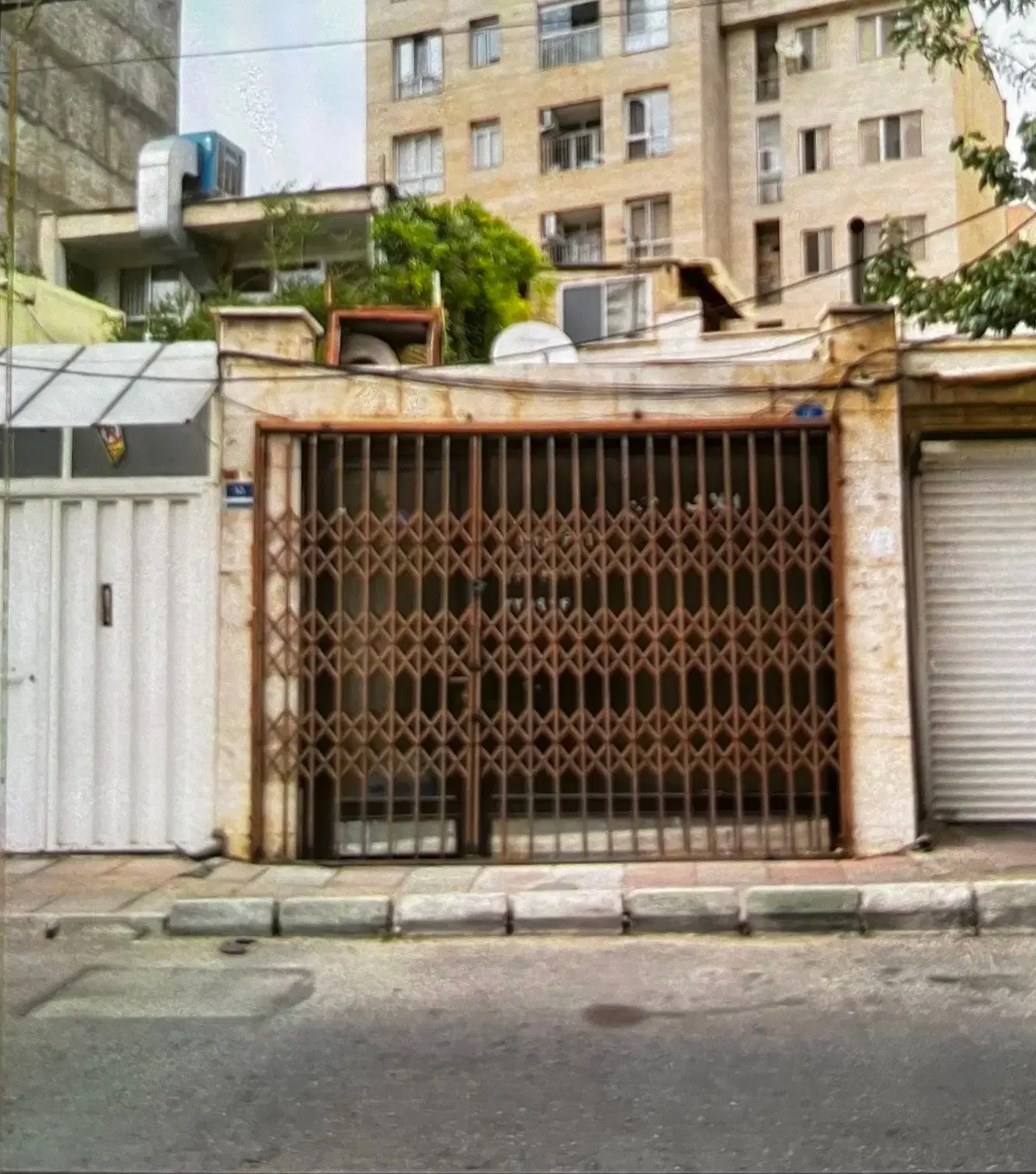 18مترمربع تجاری همراه با ۱۸۶مترمربع کلنگی مسکونی