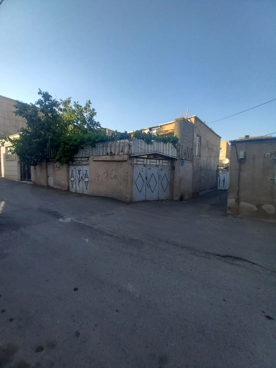 منزل دو طبقه آهن و چوب قابل سکونت