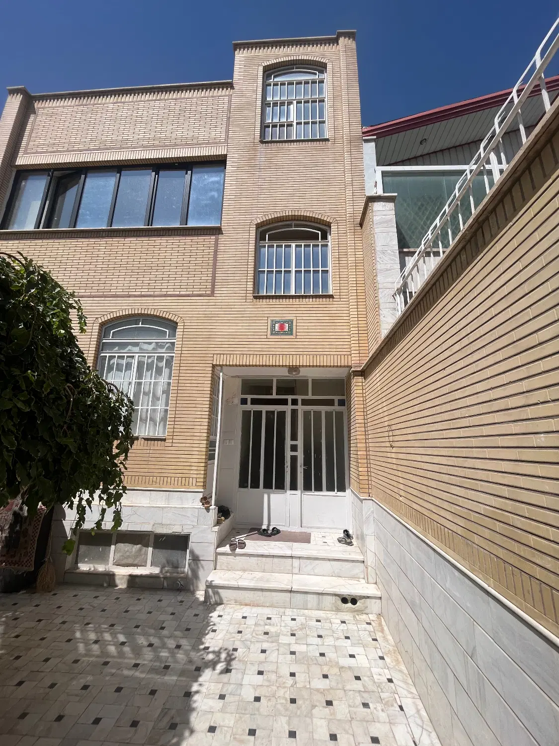 ویلایی ۱۳۰ متر_ بالای همکف_ نوساز