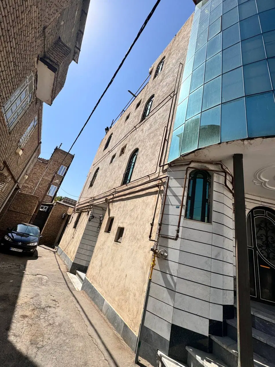 ۳۷۰ متر زیربنا سه طبقه باکری (راه طبقات جدا)نقدی