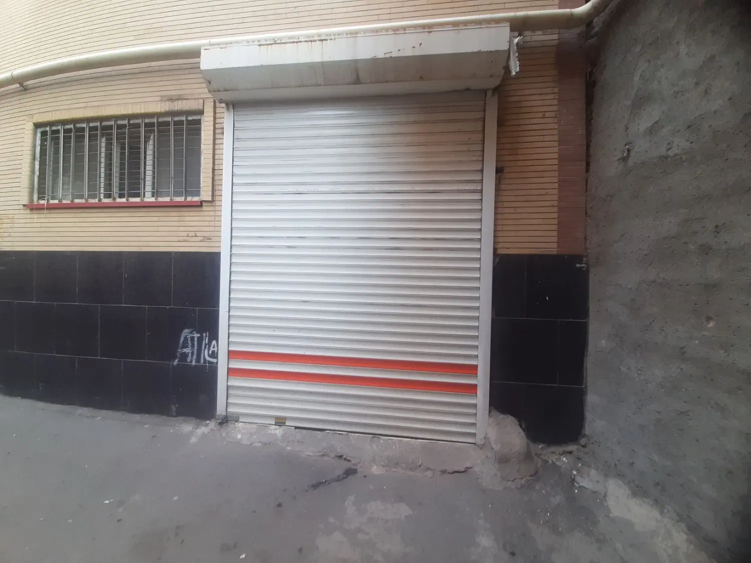 یک انباری بزرگ به عنوان (مغازه)