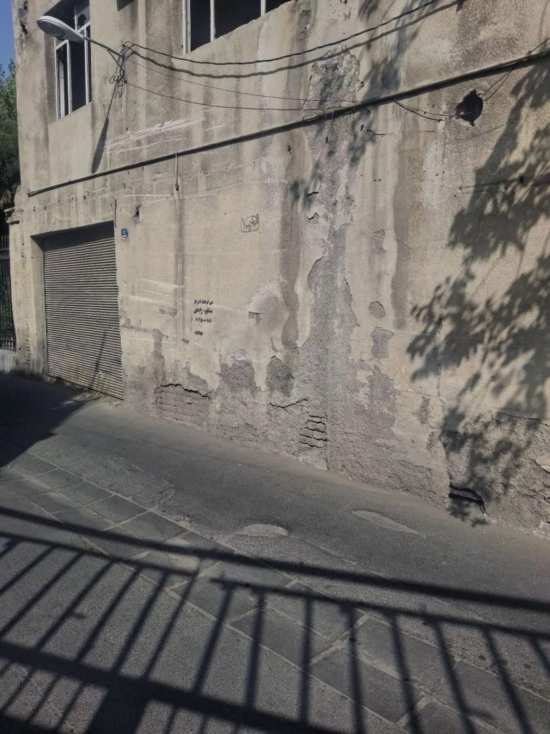 ملک حیاط‌دار ۱۶۲ متری + دو باب مغازه