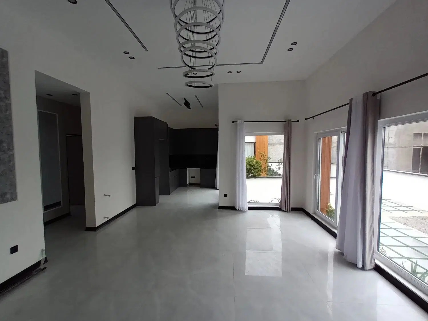 ویلایی فلت بسیار زیبا در داخل شهرک مدارک کامل