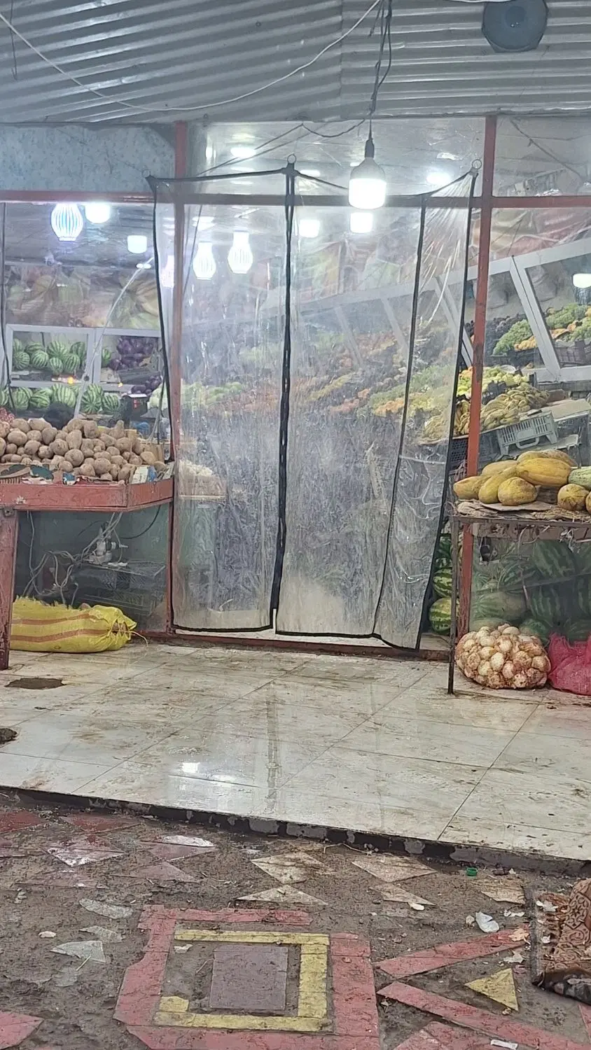 مغازه میوه فروشی واقع در چهارمادر به فروش میرسد