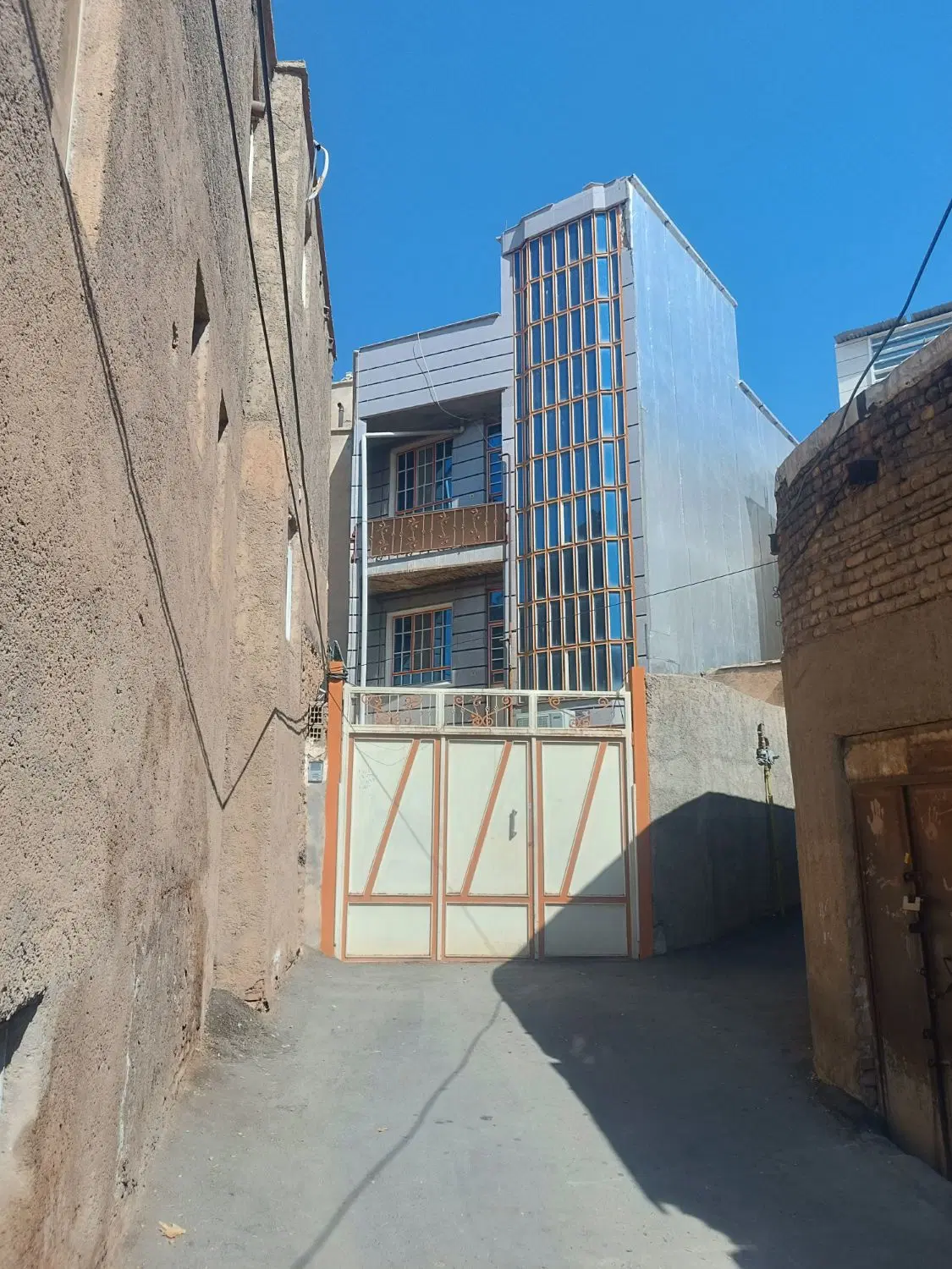 ساختمان سه طبقه خیابان زینب