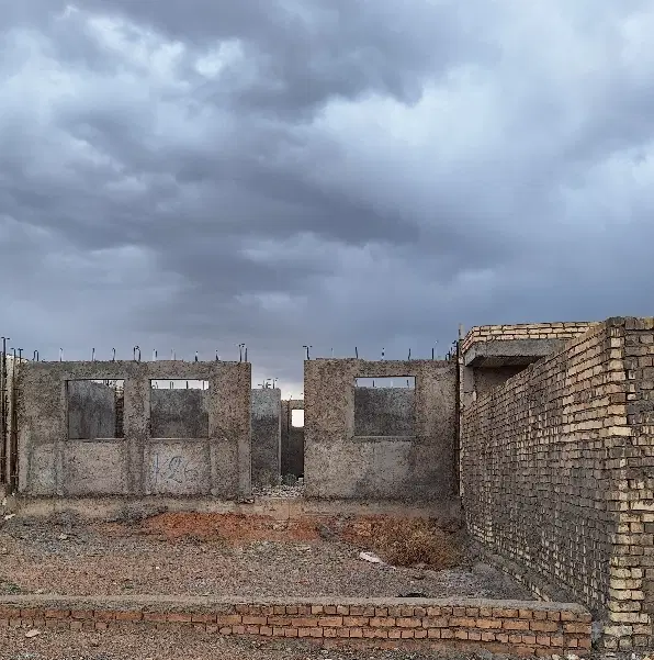 خانه ویلایی نیمه کاره حاجی اباد نیزار