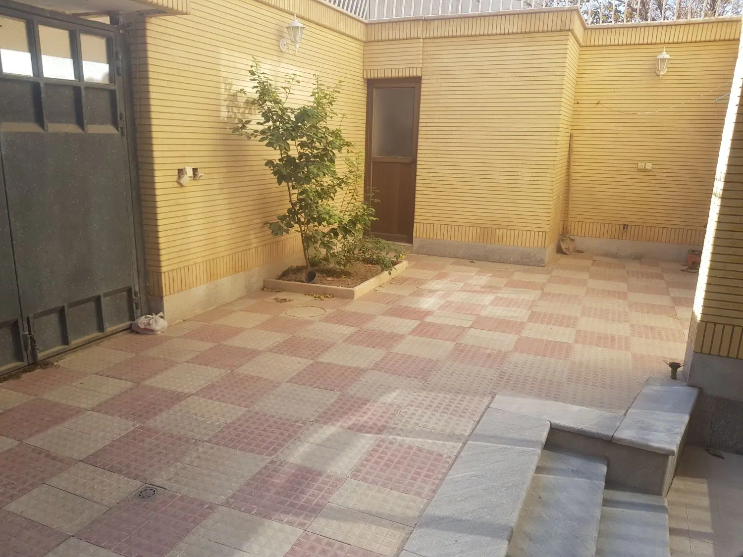آپارتمان همکف با حیاط اختصاصی