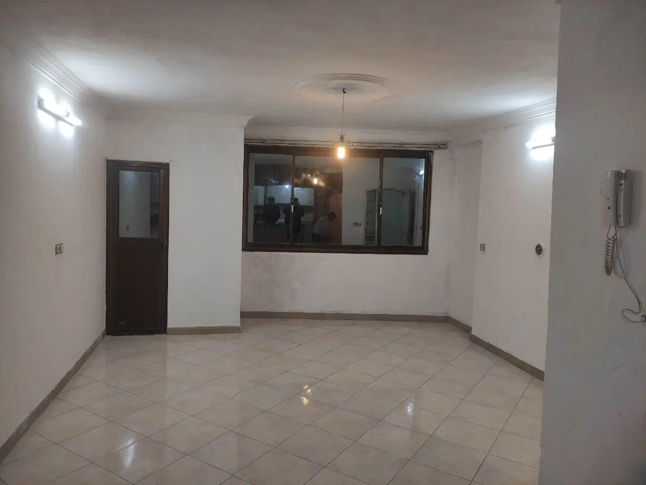 آپارتمان حاشیه خیابان حشمتی