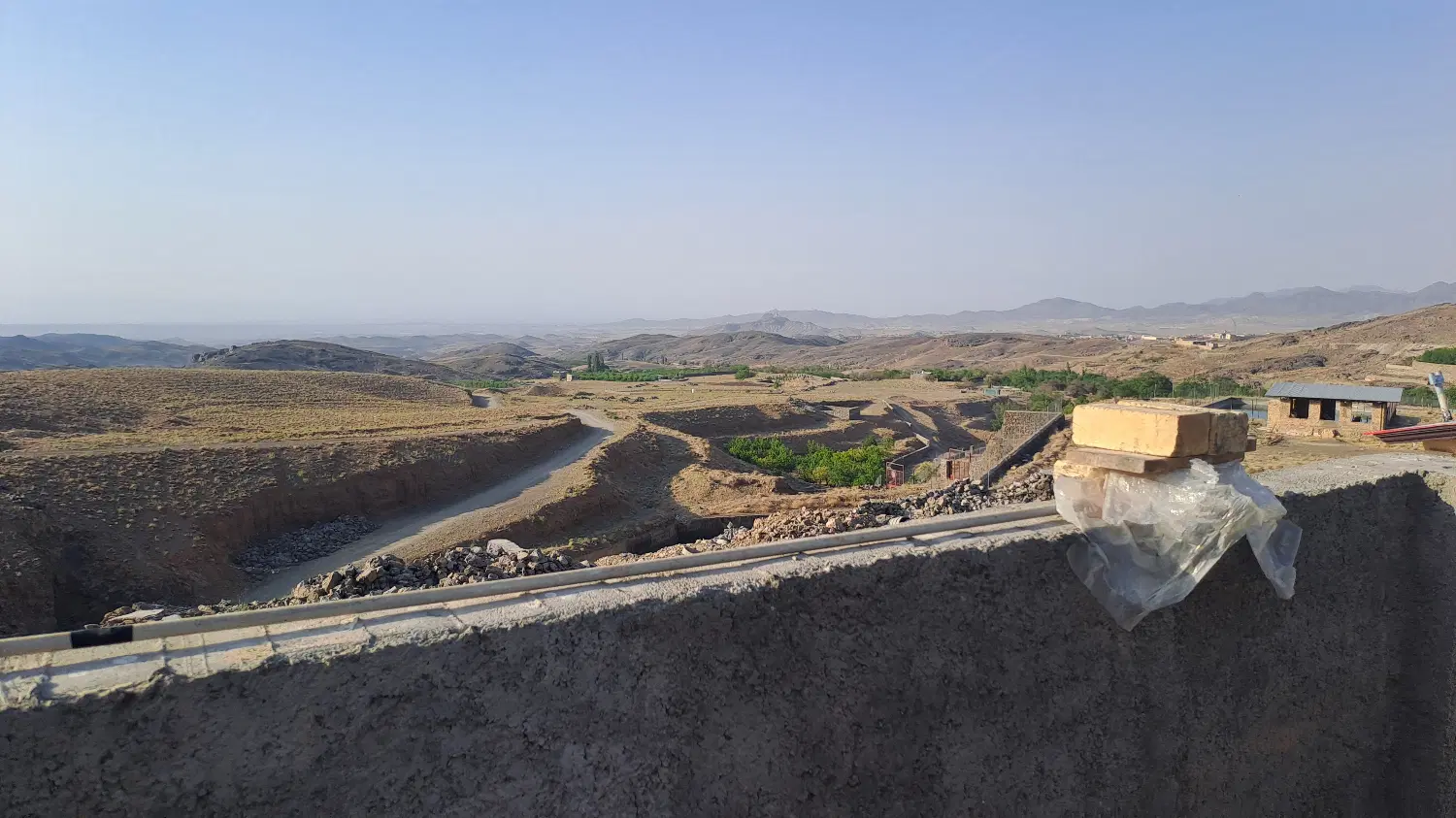زمین سه نبش روستای خوش آب و هوای فردو