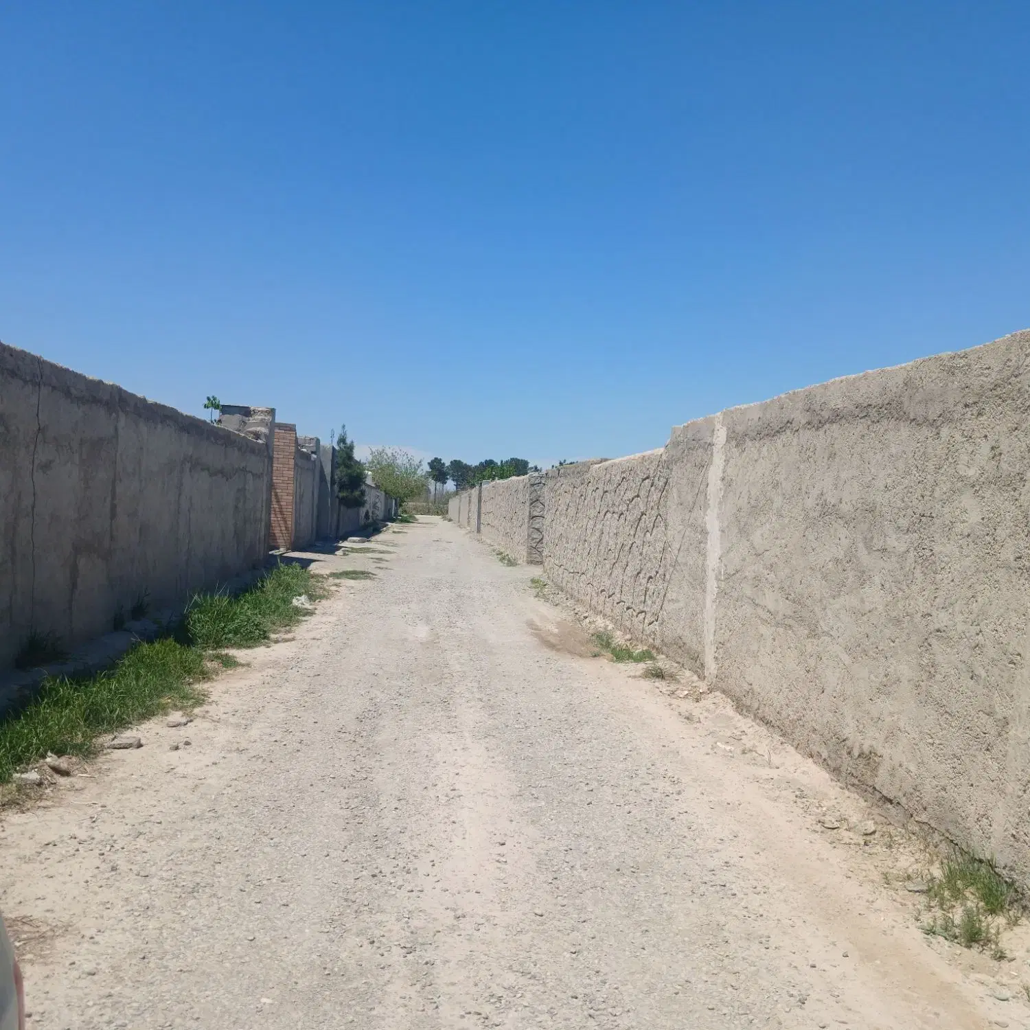 ۵۰۰متر باغچه ۴دیواری ۳۰متر بنا ارتفاع دیوار۳متر