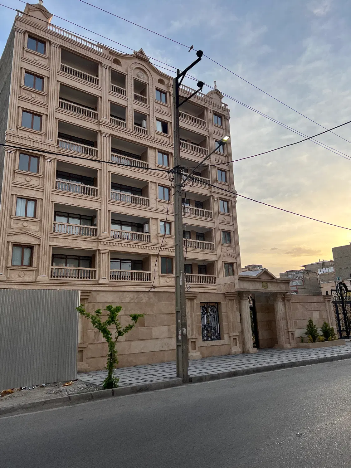 یک واحد آپارتمان نوساز در بهترین لوکیشن منطقه