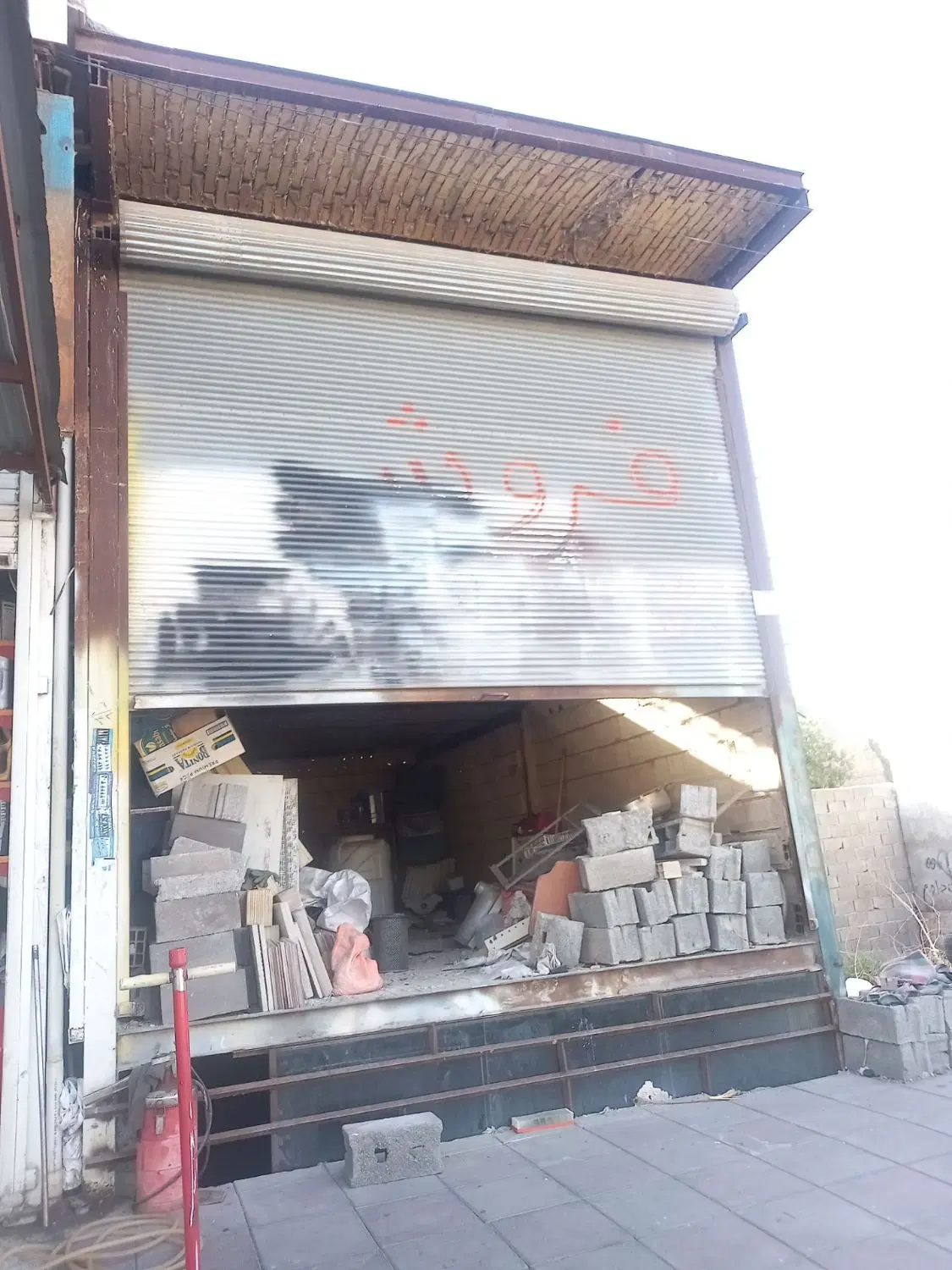 فروش یک مغازه نیمه کاره