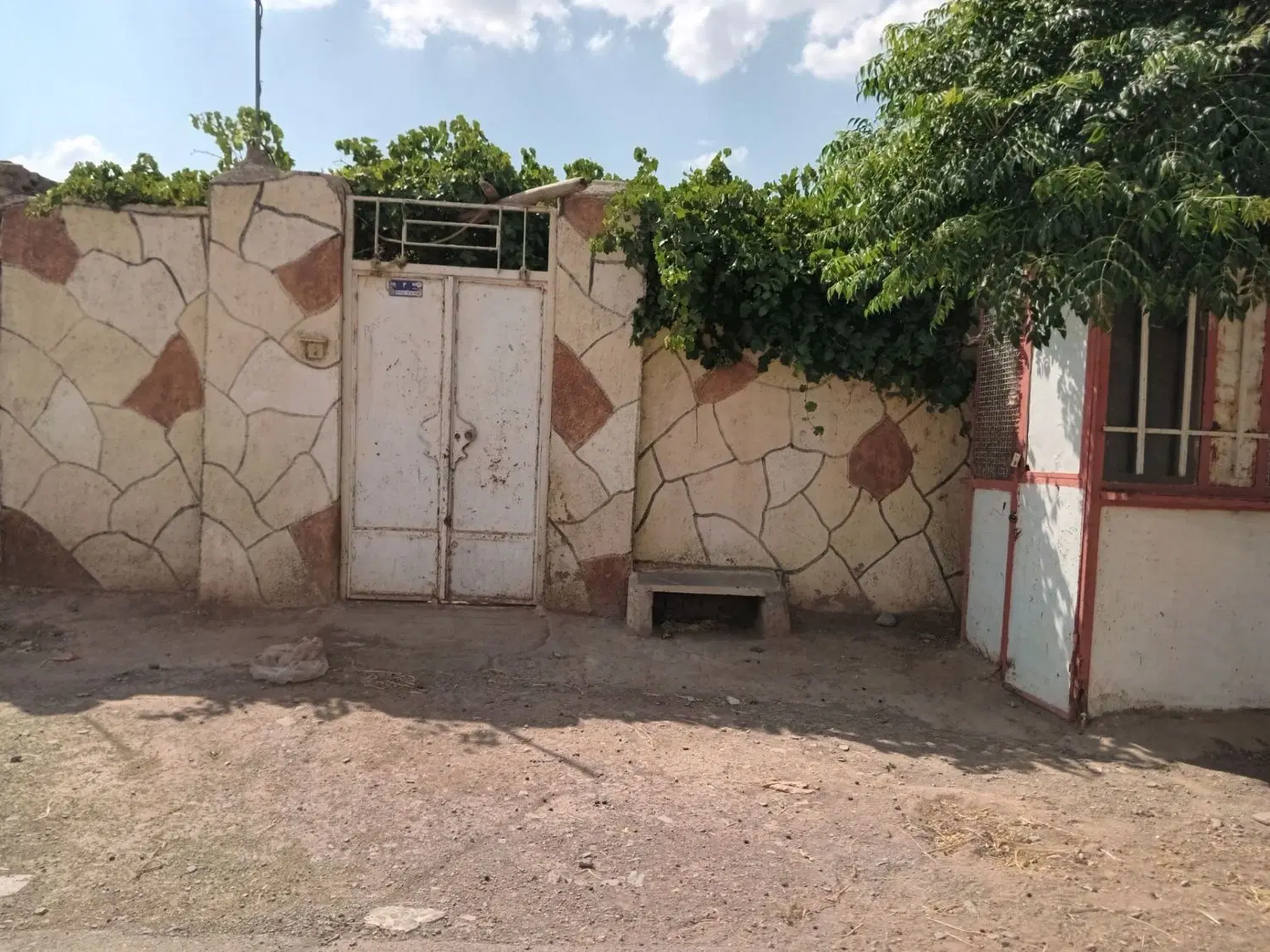 منزل مسکونی و دامداری
