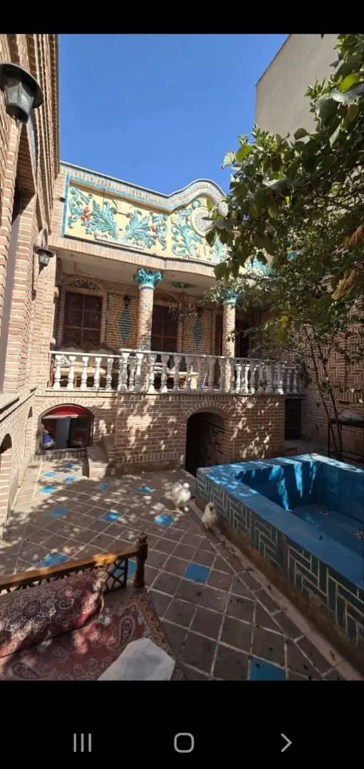 خونه با نمای سنتی