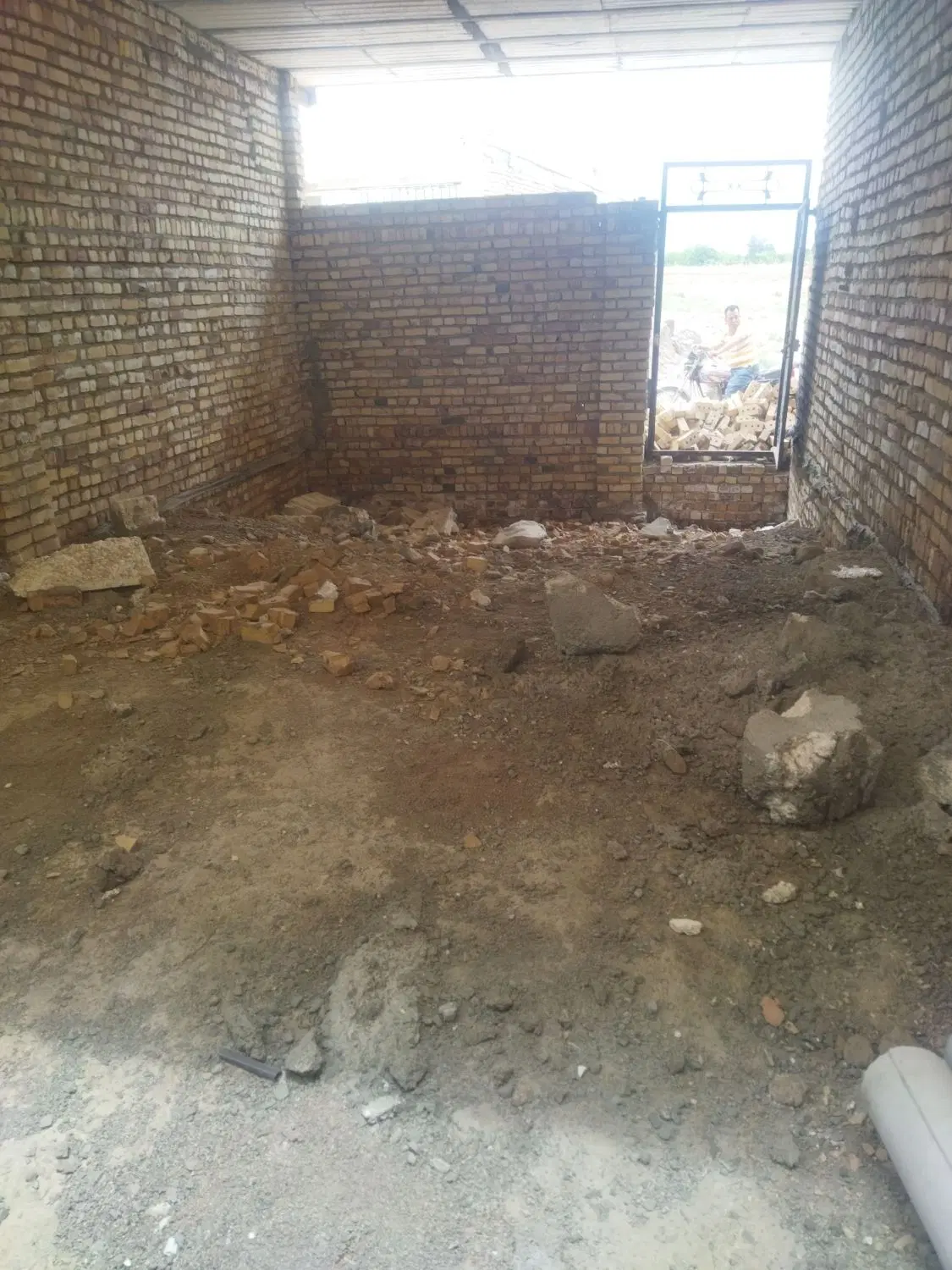 چهاردیواری سقف زده