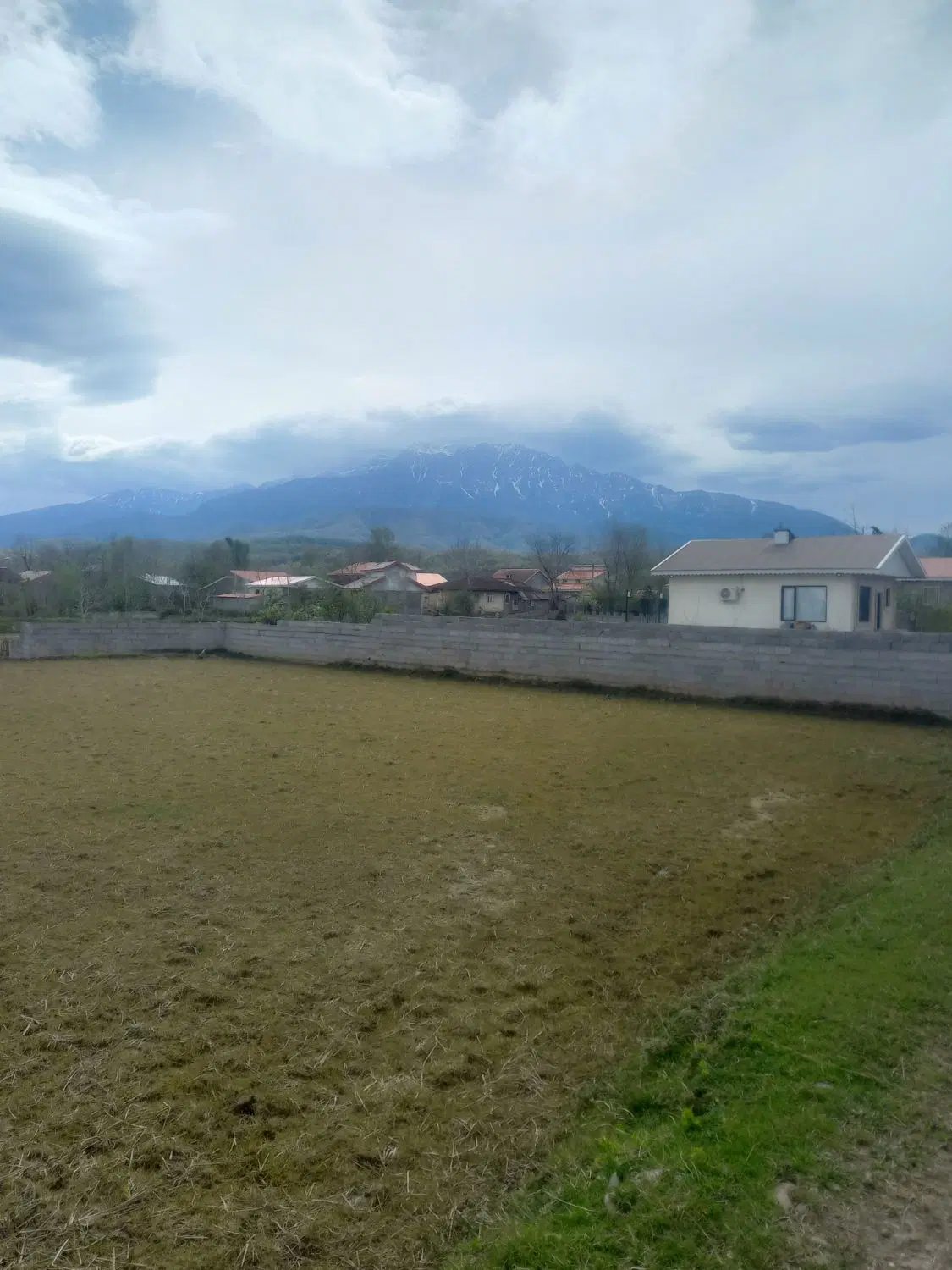 ۲۰۲ مترزمین و کلبه سویسی  واقع در سراوان