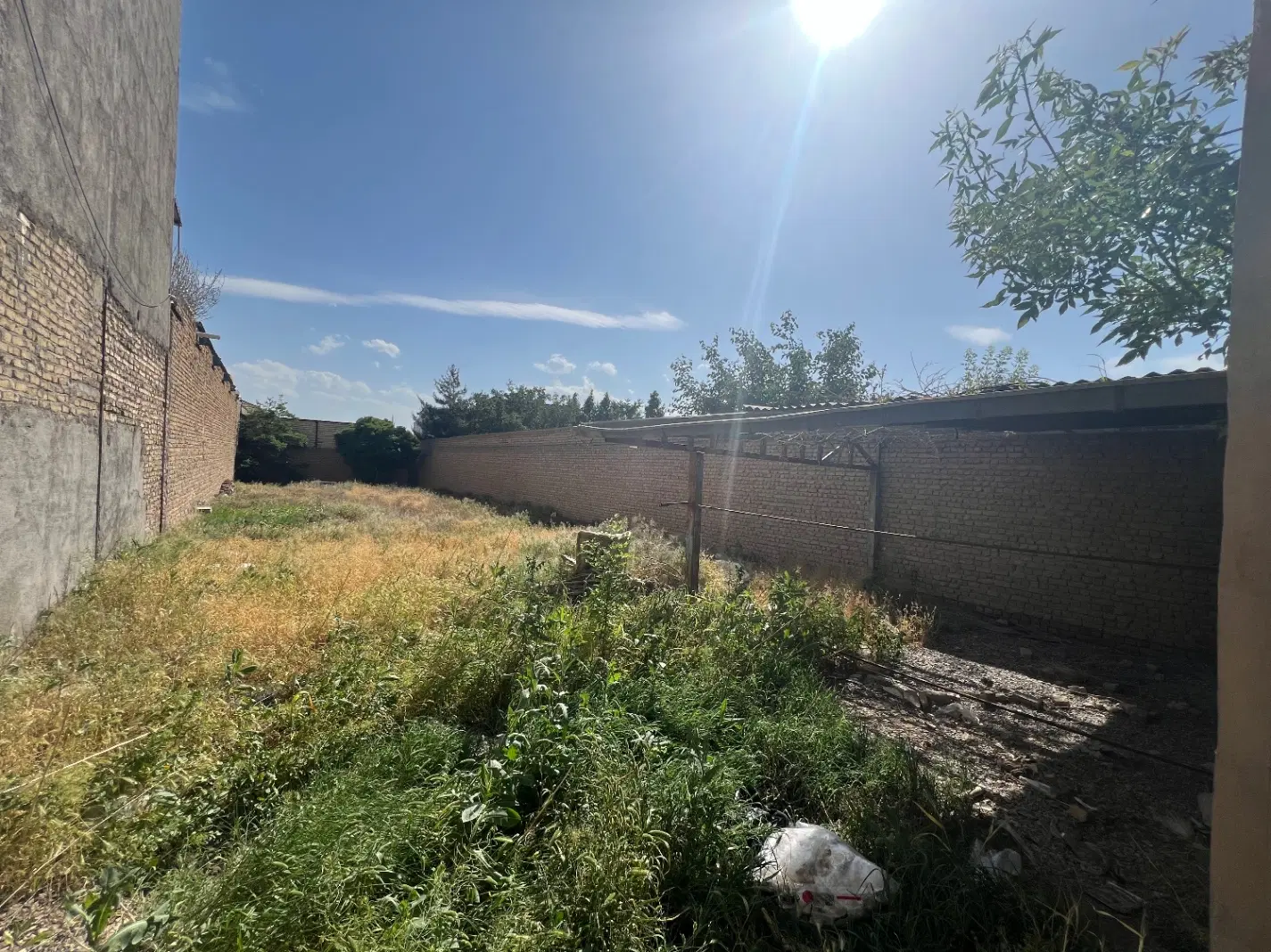 زمین دور دیوار حاشیه گرجی