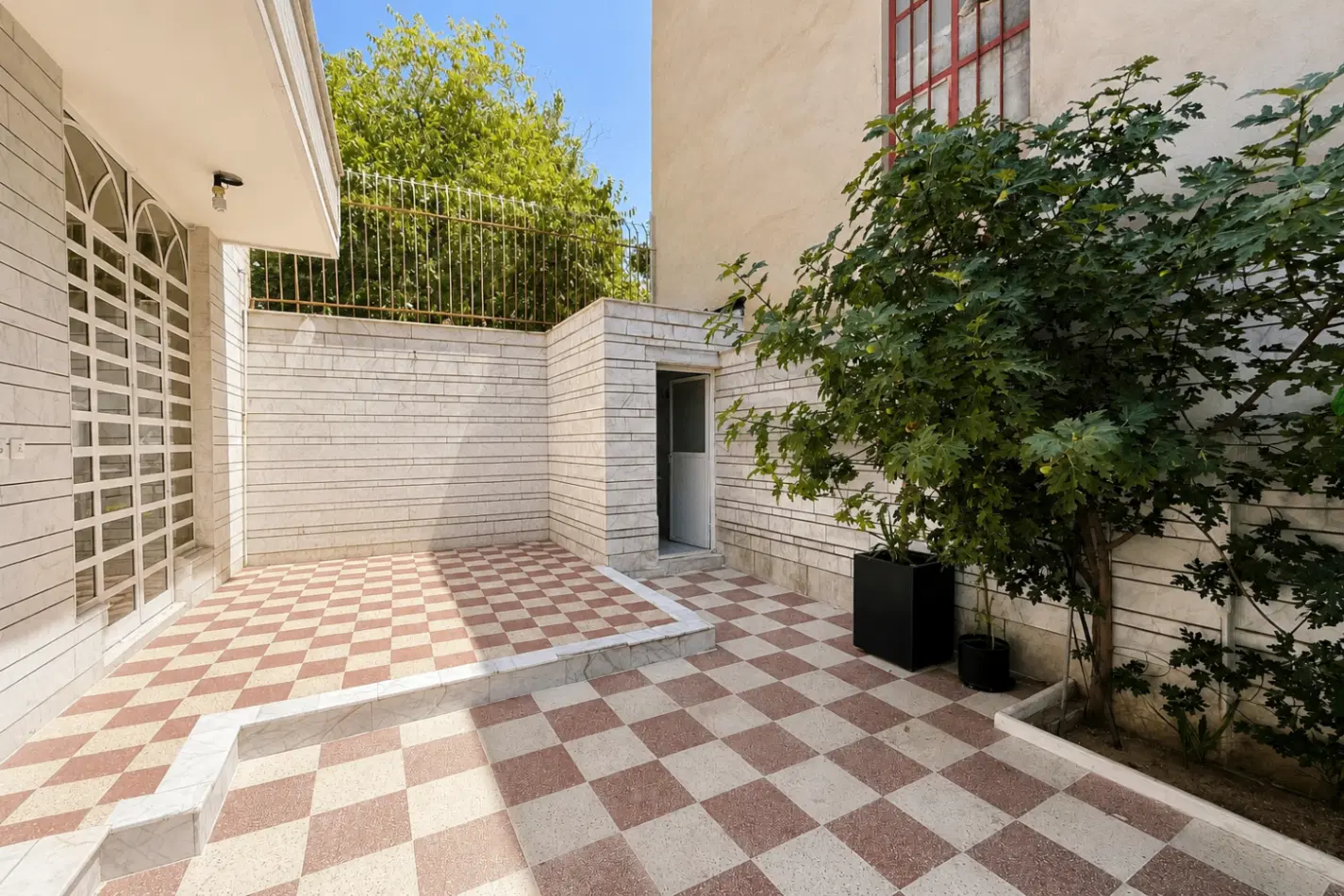منزل دربست یک طبقه حیاط دار
