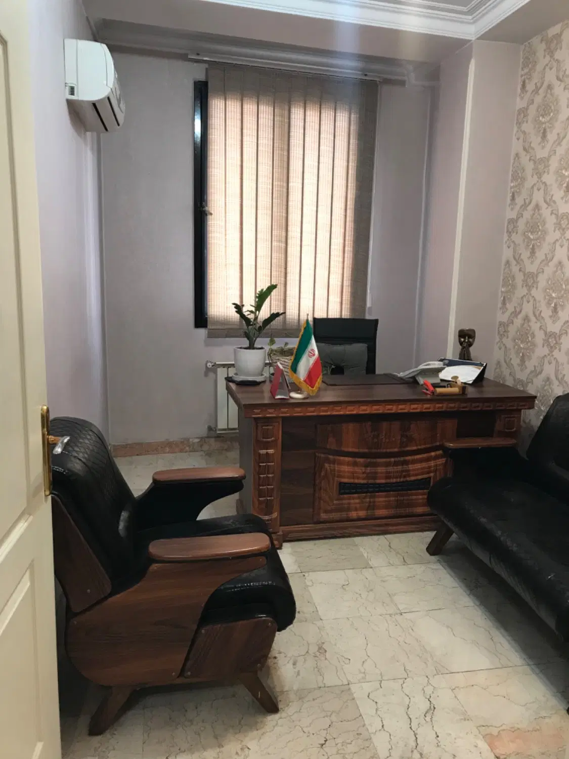 اجاره یک اتاق از دفتر وکالت به همکار خانم
