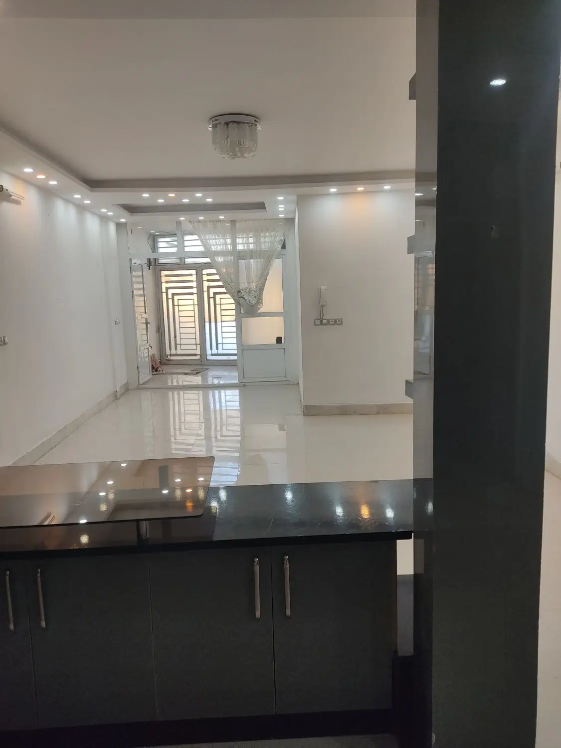 خانه واقع در حاشیه جاده پیشکوه