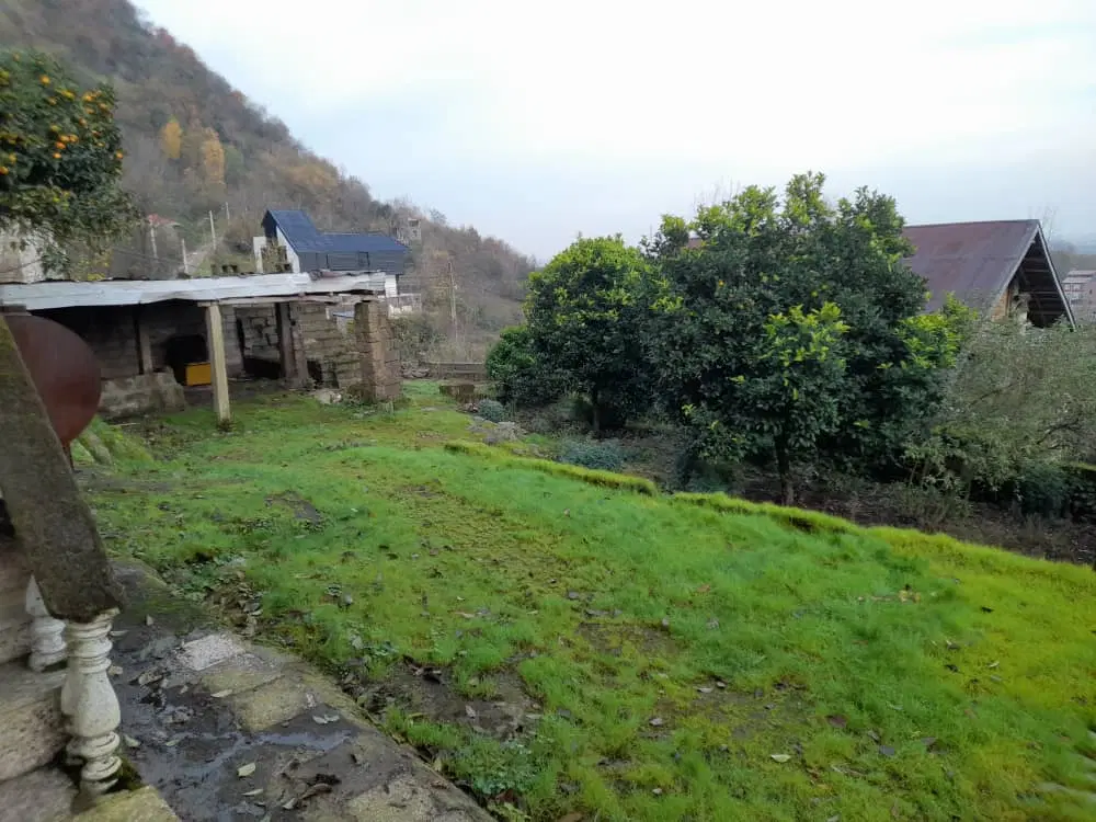 تقریبا ۹۰۰ متر زمین