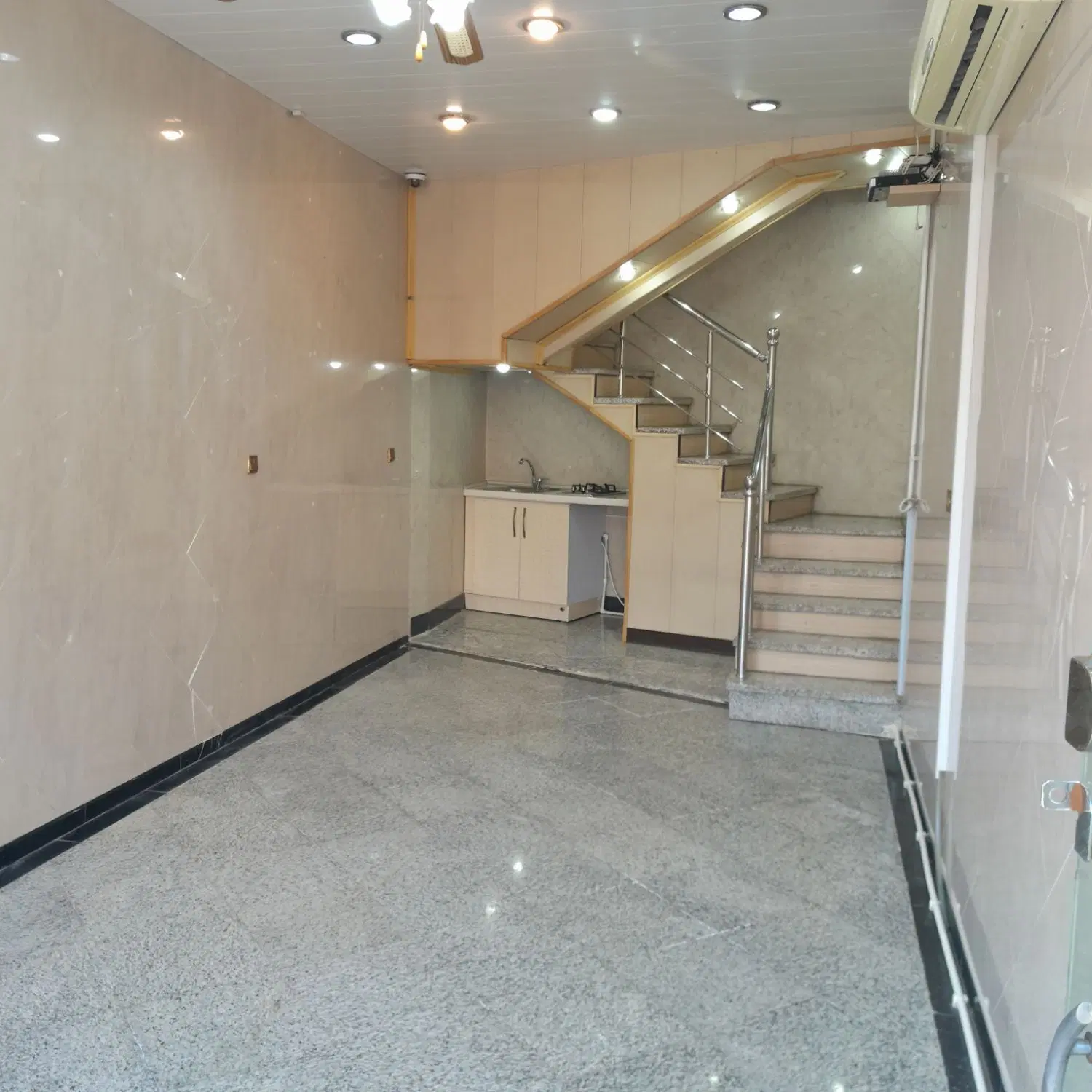 فروش یک باب مغازه خیابان مطهری