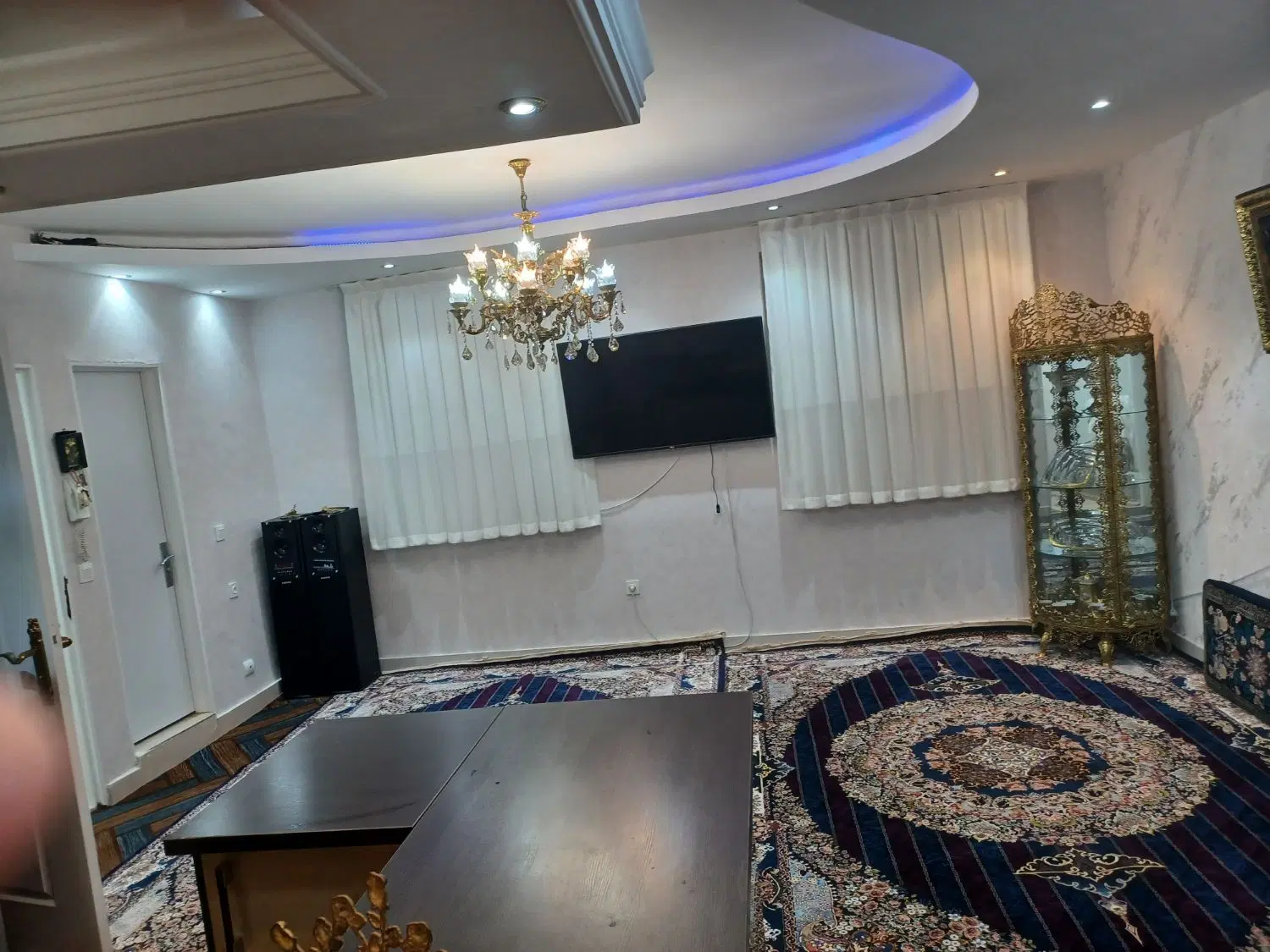 یک دستگاه آپارتمان چهار طبقه یکجا بفروش میرسد