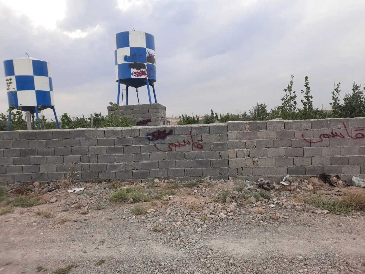 زمین و باغ
