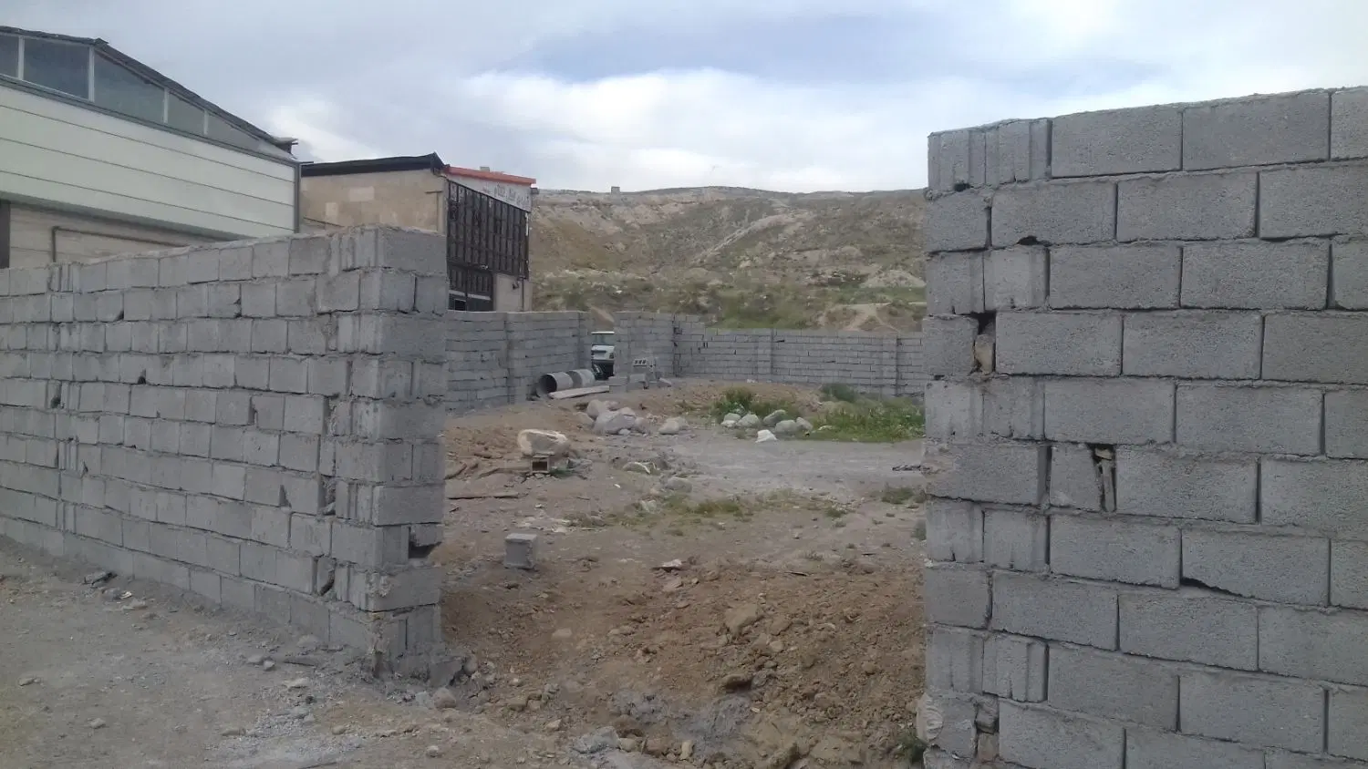 زمین حصار شده مناسب کارگاه یا انبار