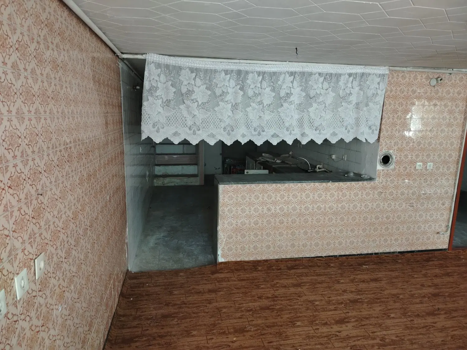 اجاره زیر زمین 80 متری قدیمی