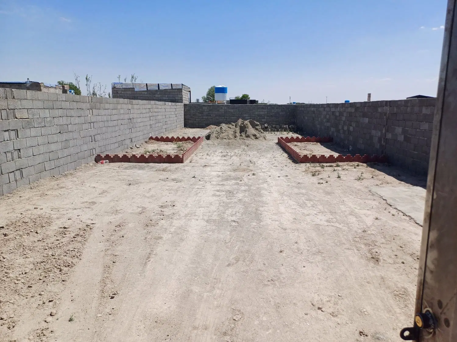 زمین ویلایی چاردیواری شده