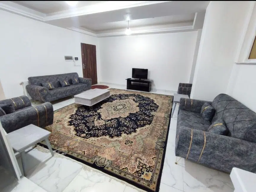 ساختمان دو طبقه و یک پیلوت