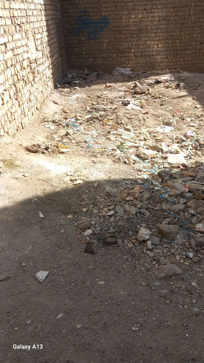 یک قطعه زمین بدون پروانه