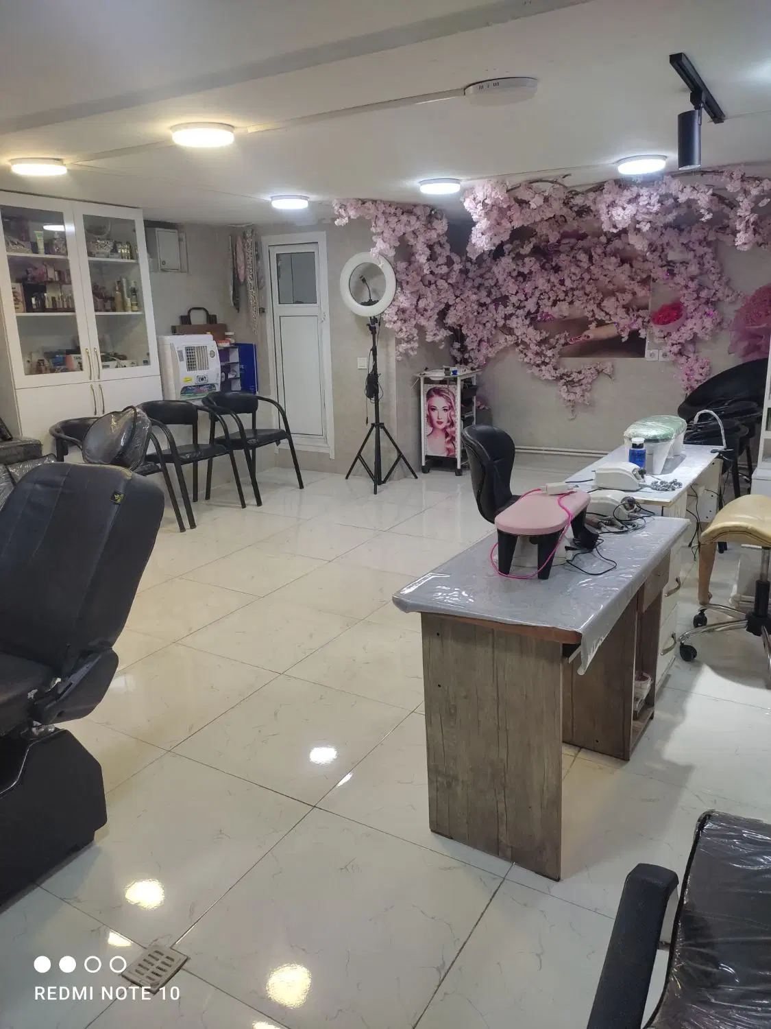 دفتر کاری و سالن آرایشگری