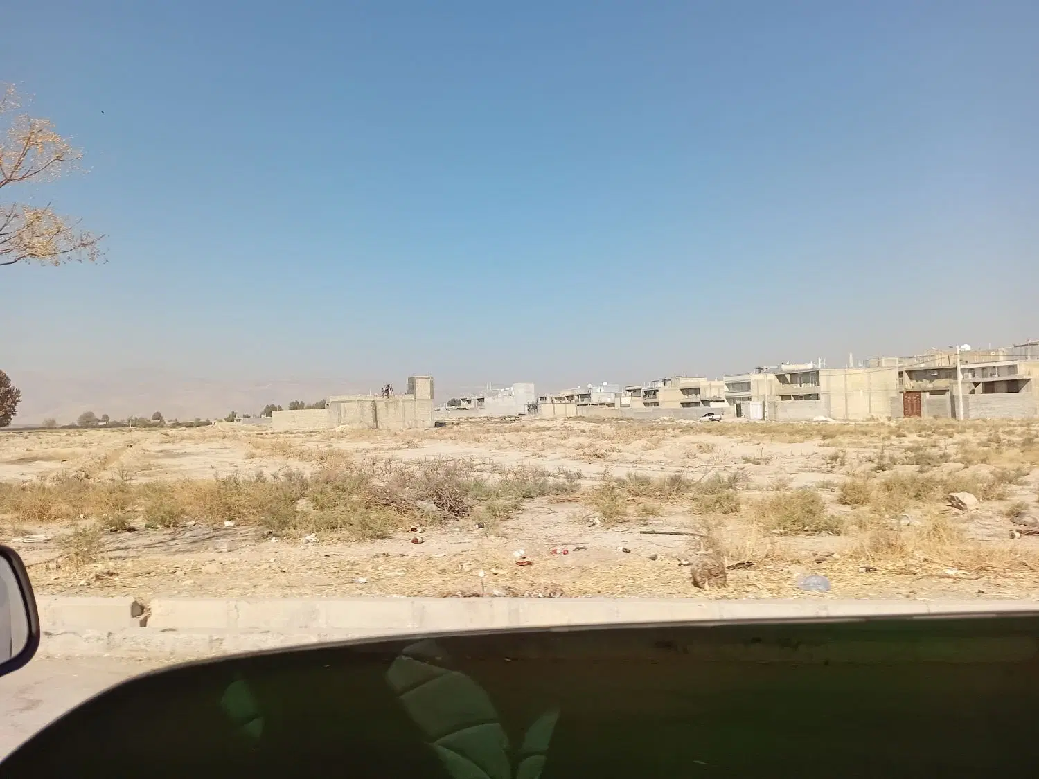 ۲۱۱متر زمین درب حیاط بعد از پمپ بنزین خورشیدی