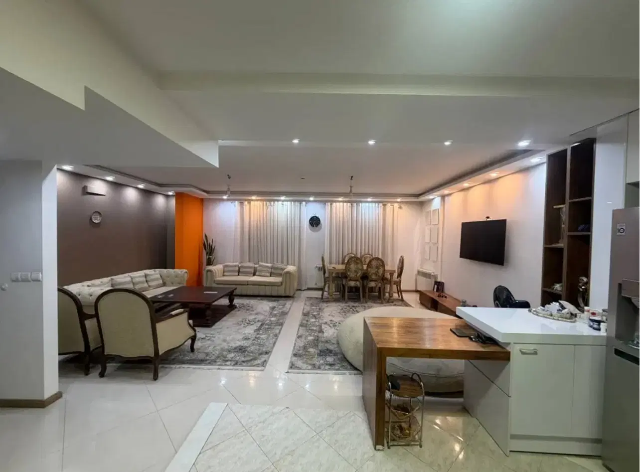 ۱۳۰ متر۳ خوابه شیک و دلباز دو تراس پارکینگ اختصاصی