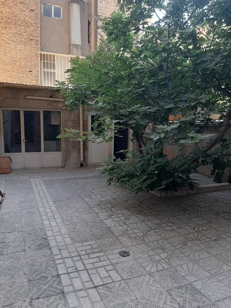 خانه حیاط دار  در دو طبقه بسیار تمیز
