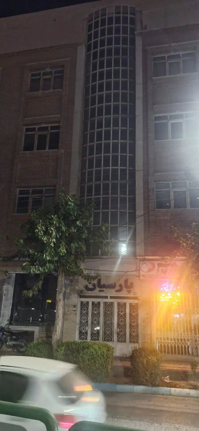 دفتر کار بر اتوبان خرازی
