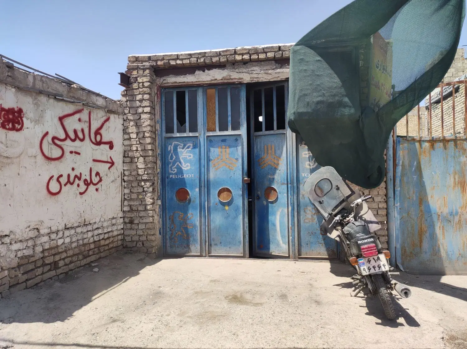 مغازه اجاره ای برجاده قمصر روبروی مبل نایس