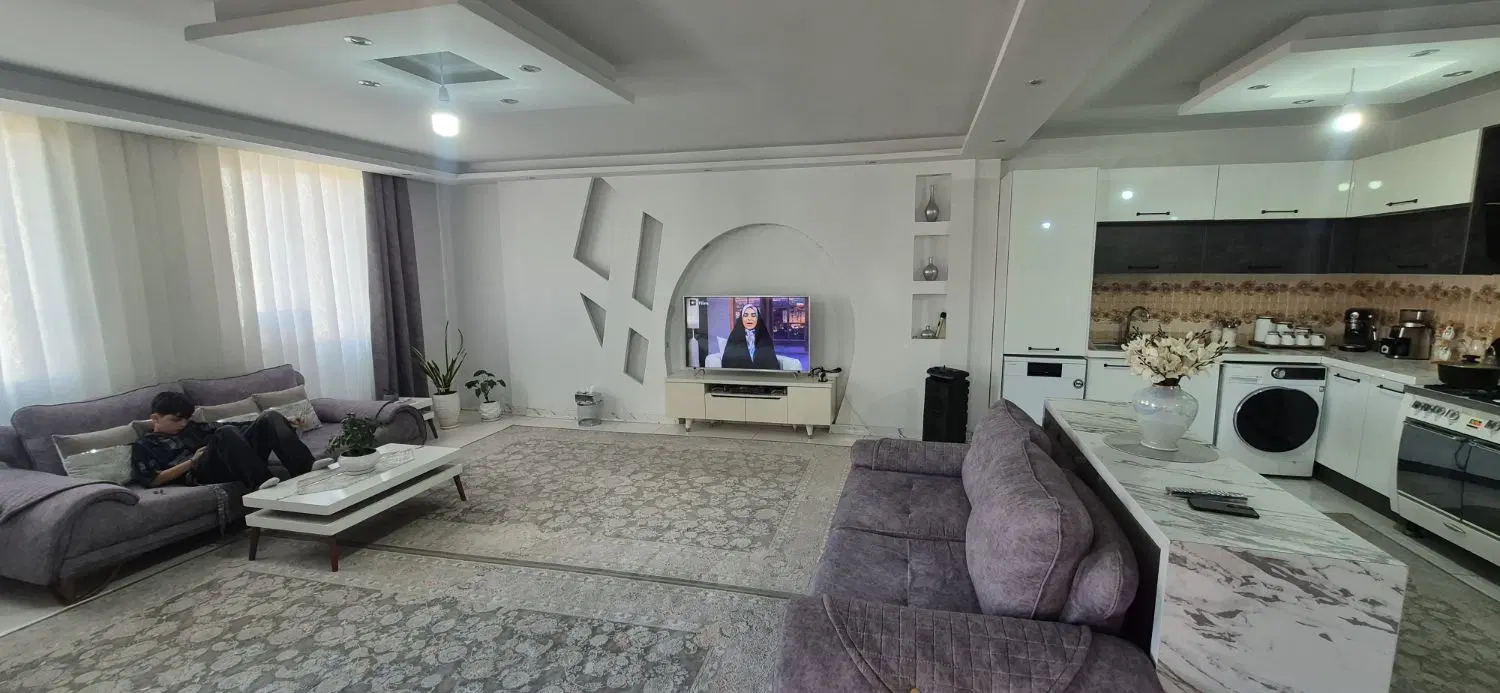 واحد دو نبش بهر خیابان غرق در نور