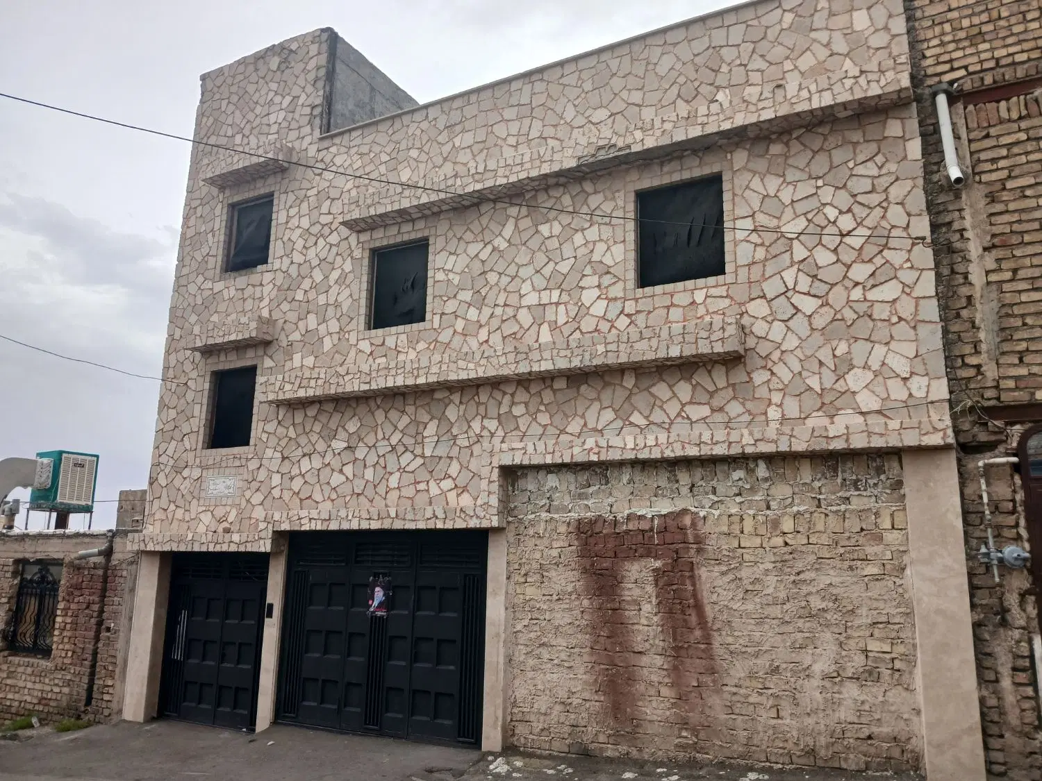 دو طبقه ساختمان در شهر مشکات