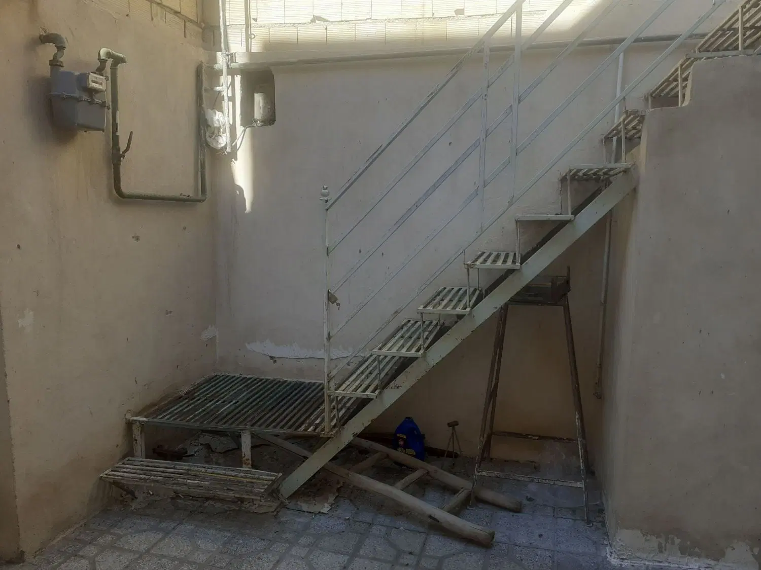 خونه دو طبقه حیاط دار