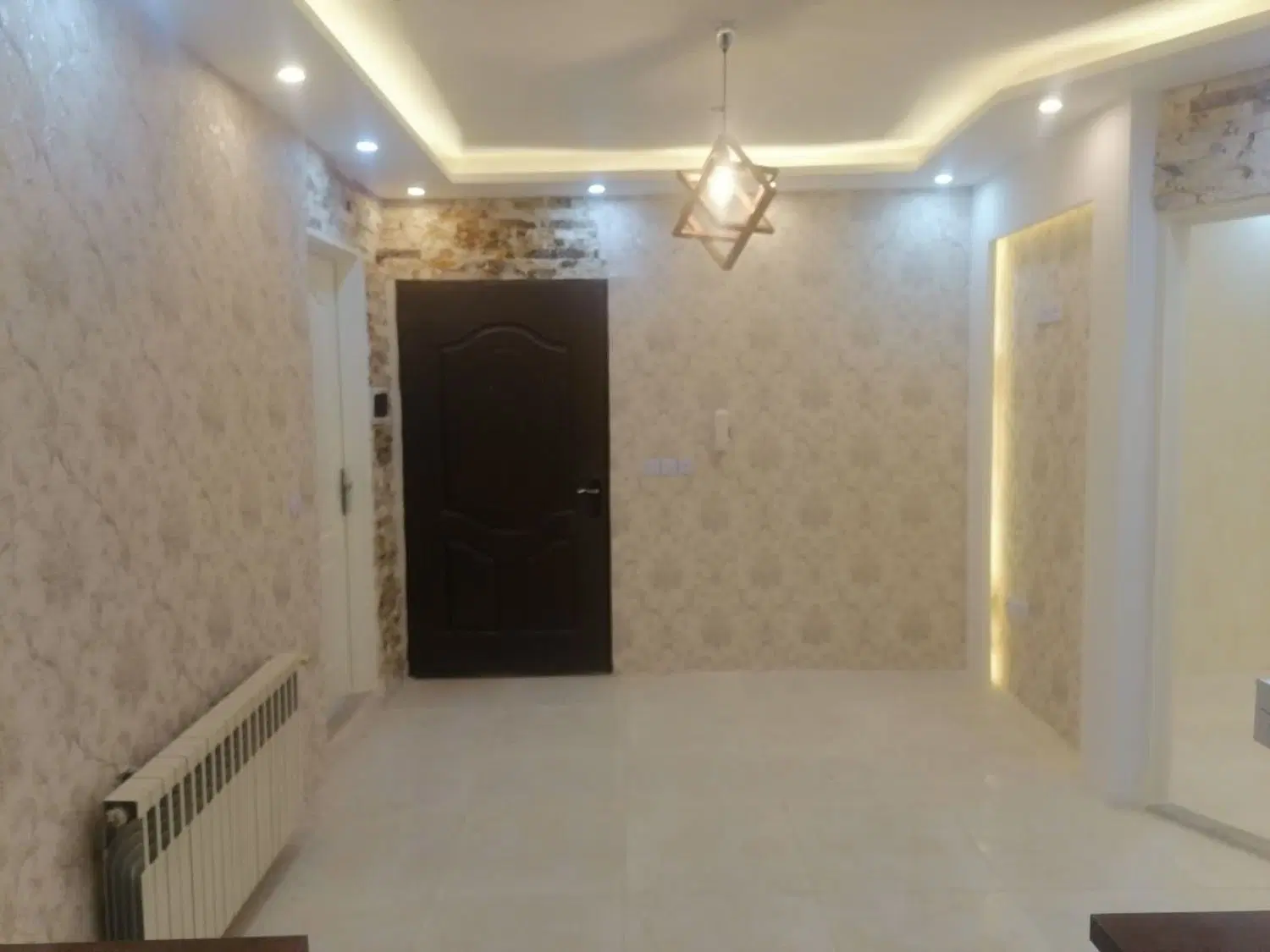 آپارتمان نوساز دوخواب لوکس با پرده و لوستر