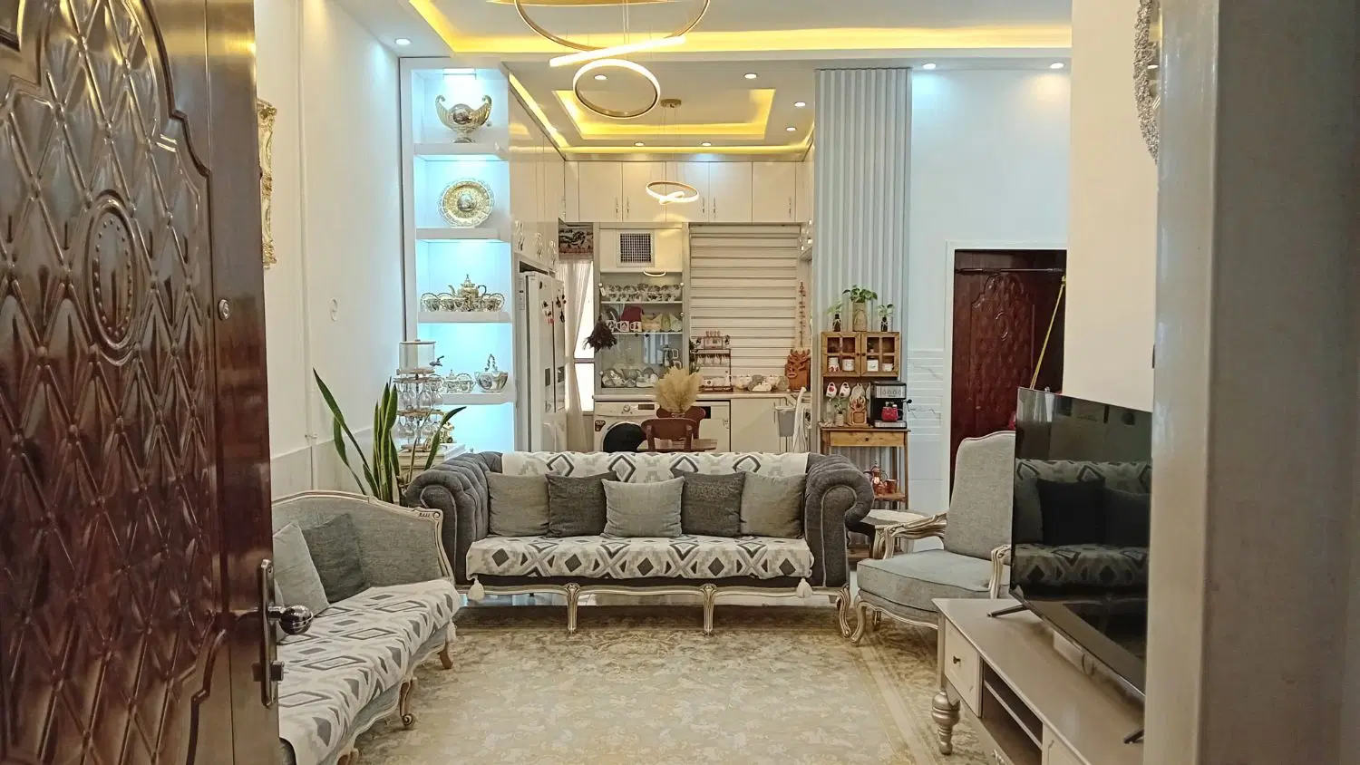 آپارتمان ۹۰متری شیک و تمیز با ۴۰متر حیاط